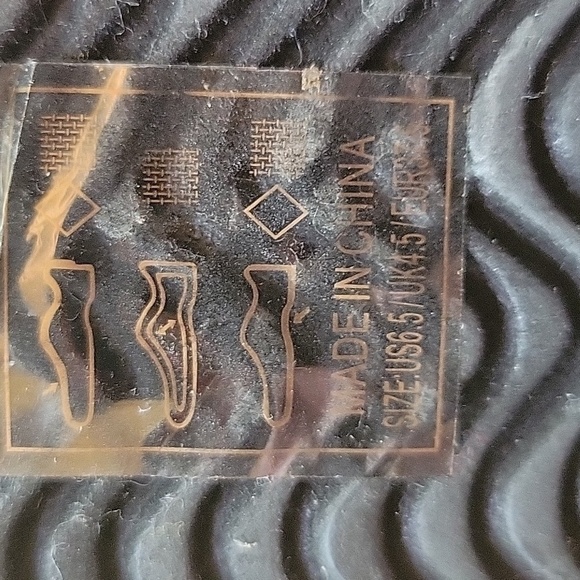 QUPID tan strap sandals in great condition.  Cork bed. Size is 6.5. - Picture 8 of 8